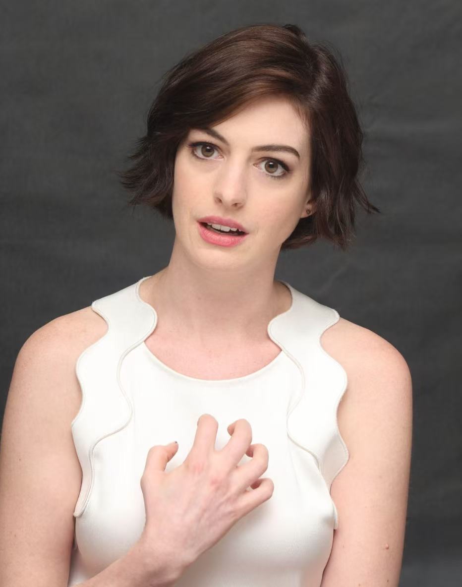 Anne Hathaway short brunette bob hairstyle
