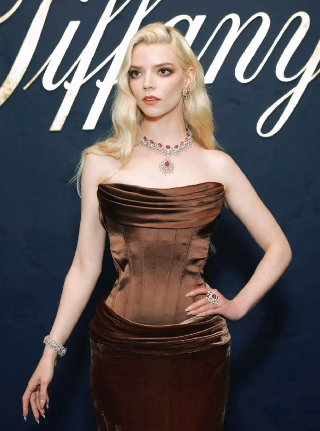 Anya Taylor-Joy side parted blonde waves hairstyle