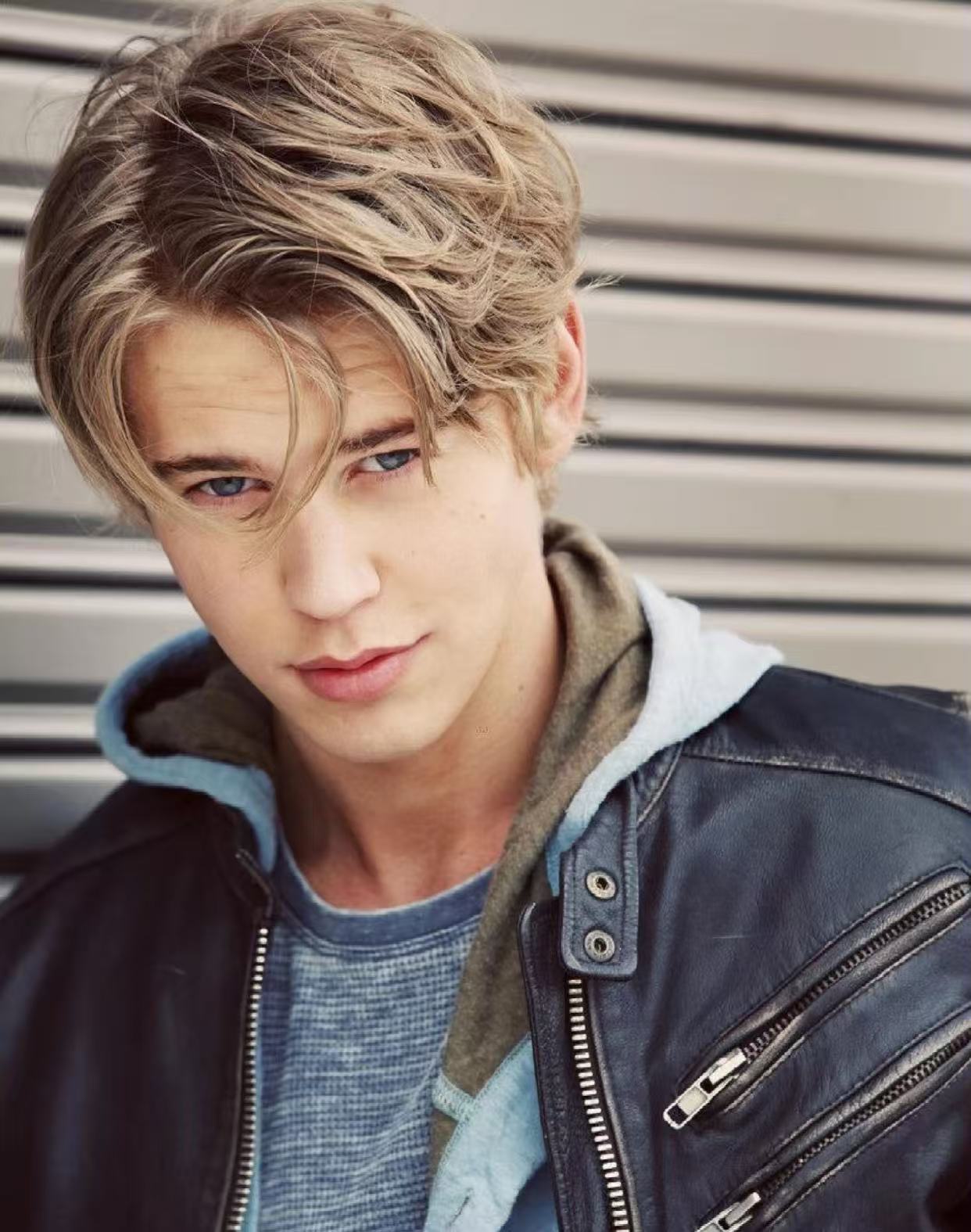 Austin Butler blond curtain hairstyle with loose volume