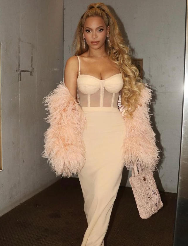 Beyonce inspired creme brulee blonde long waves and half-up styling