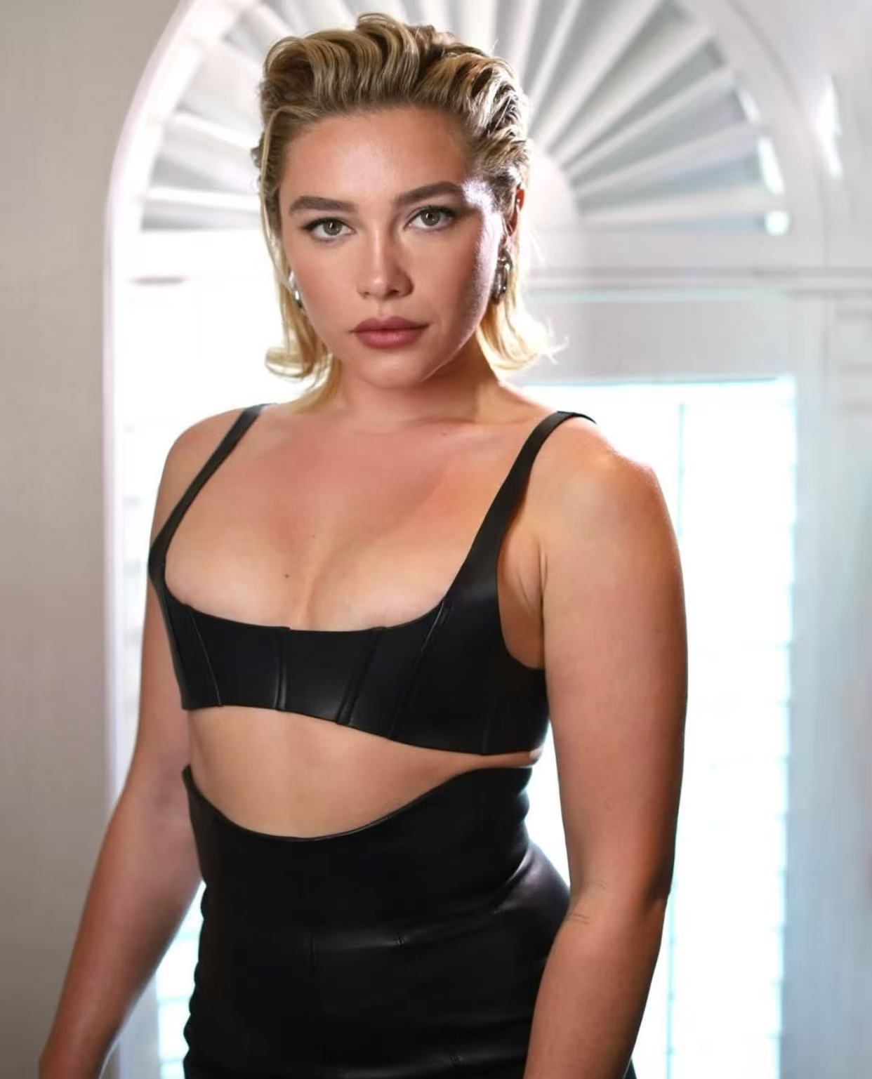 Florence Pugh slick wet look blonde bob hairstyle