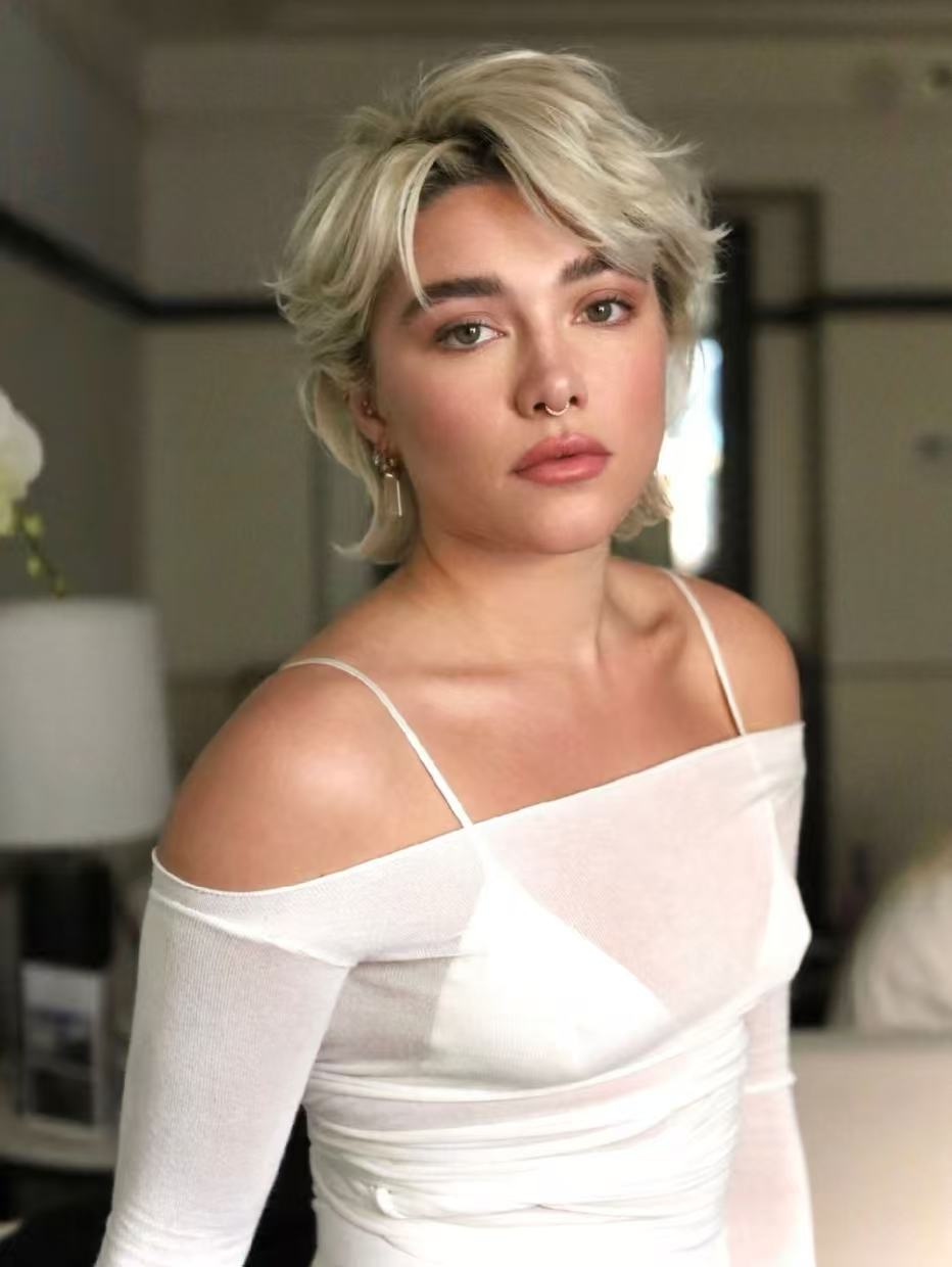 Florence Pugh messy blonde textured shag hairstyle