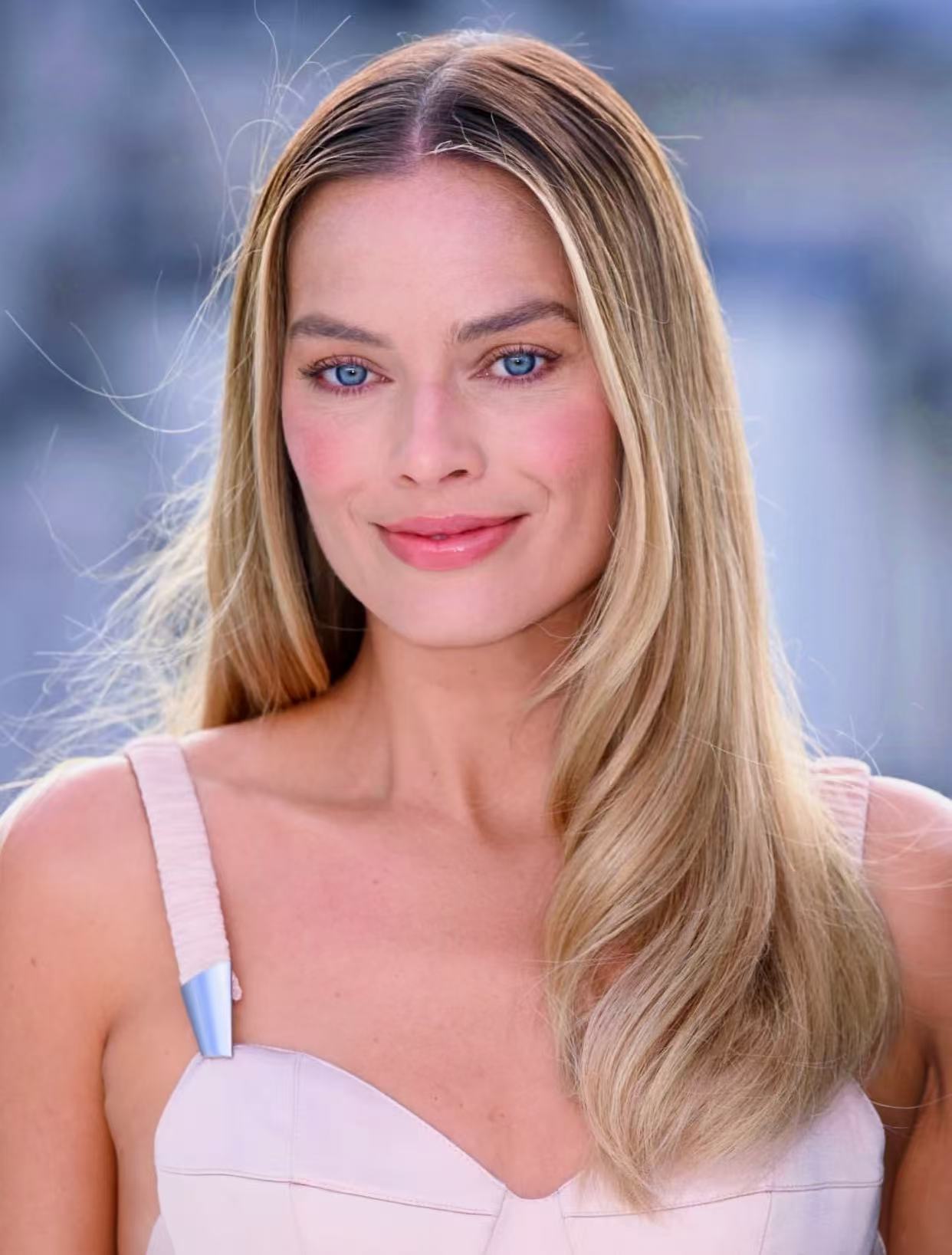 Margot Robbie sleek long blonde layers hairstyle