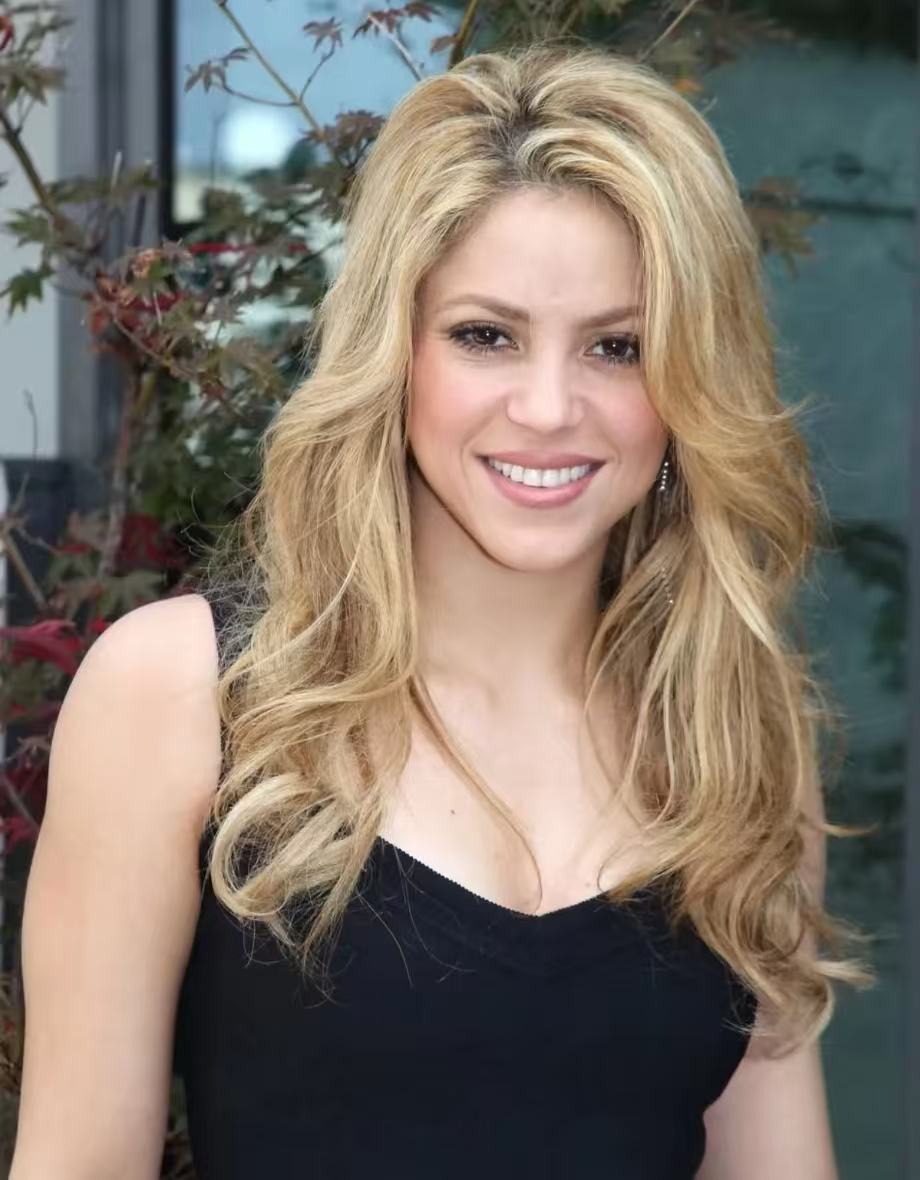 Shakira layered blonde blowout hairstyle