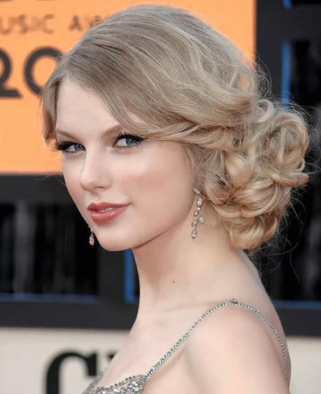 Taylor Swift inspired soft blonde waves with full fringe