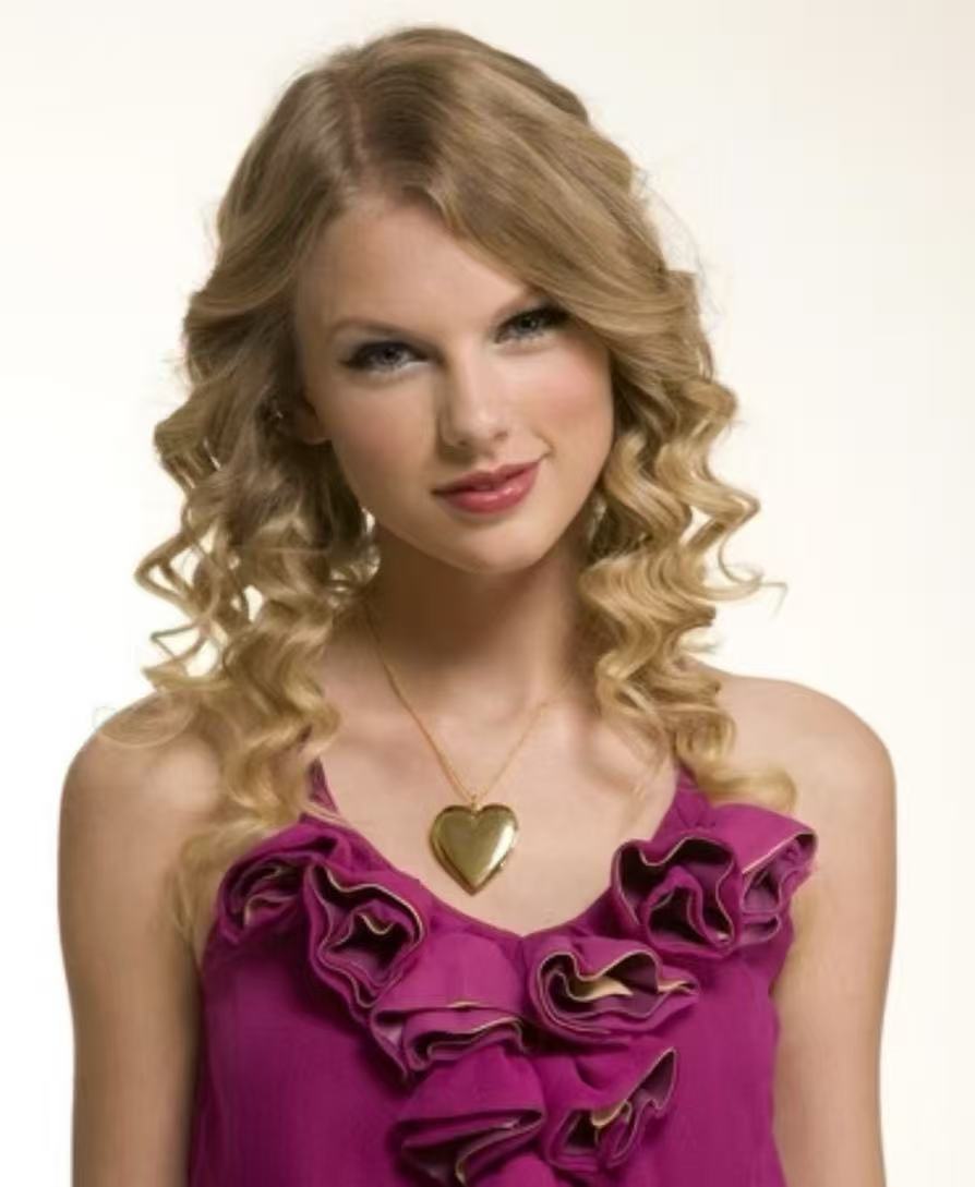 Taylor Swift inspired country curls with long golden layers