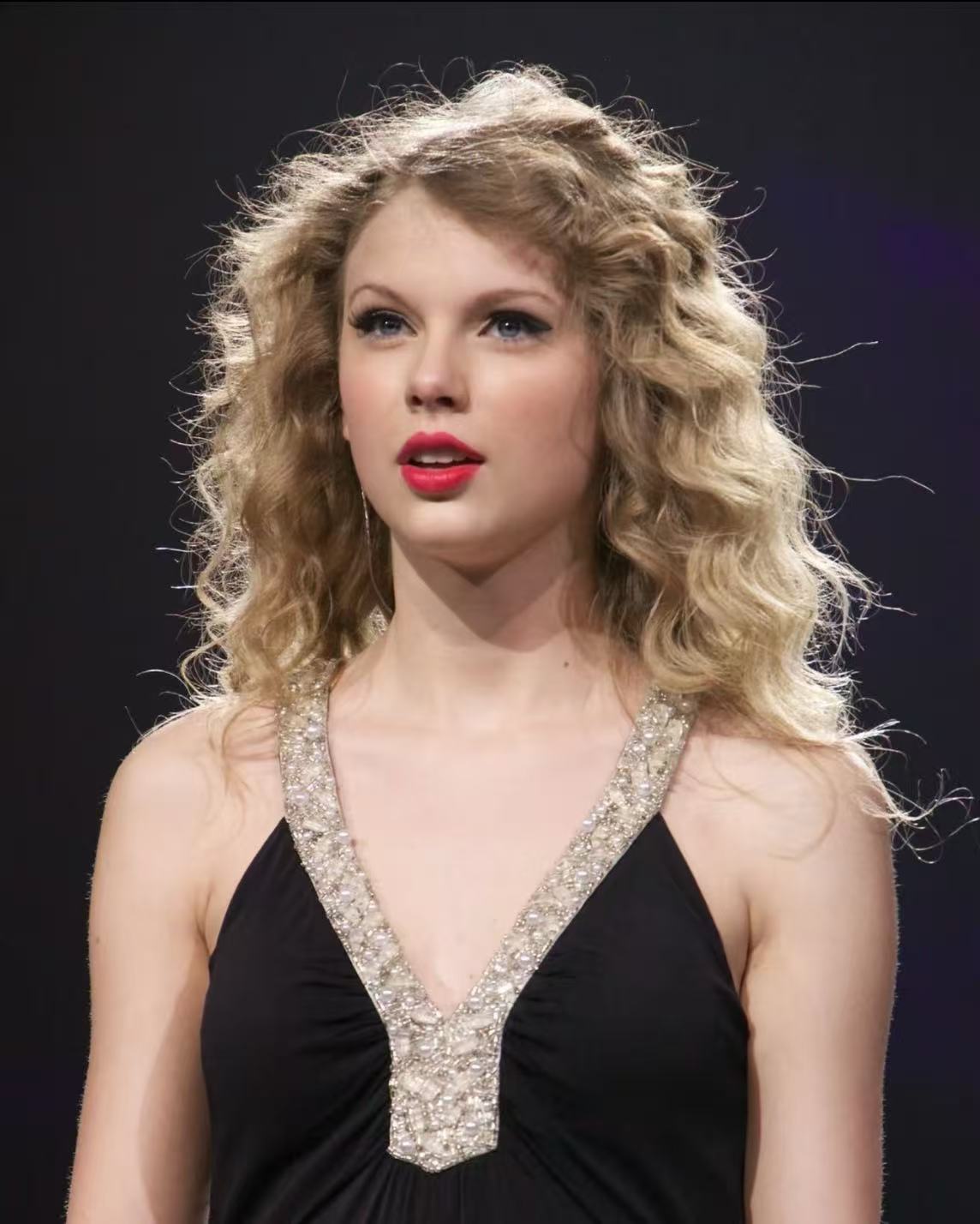 Taylor Swift inspired polished red carpet waves