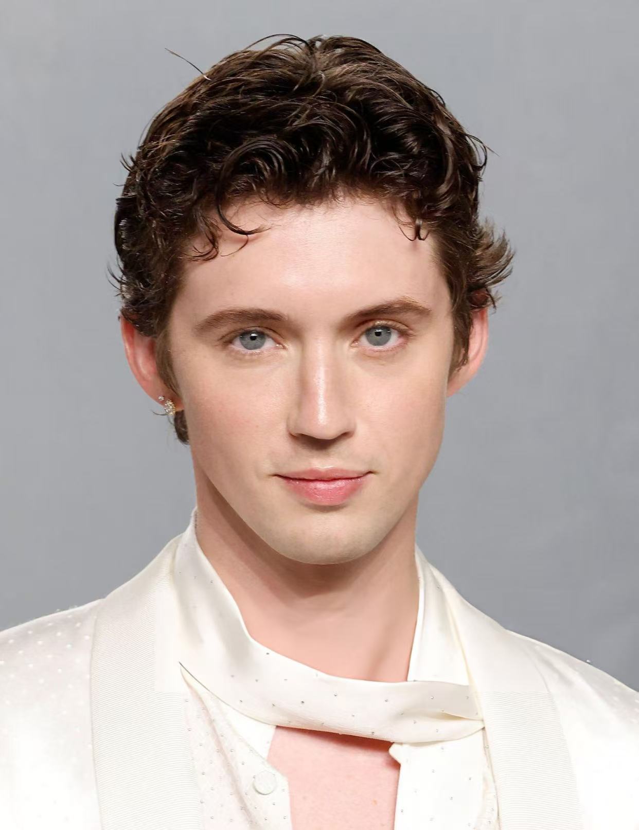 Troye Sivan glossy brunette curly hairstyle