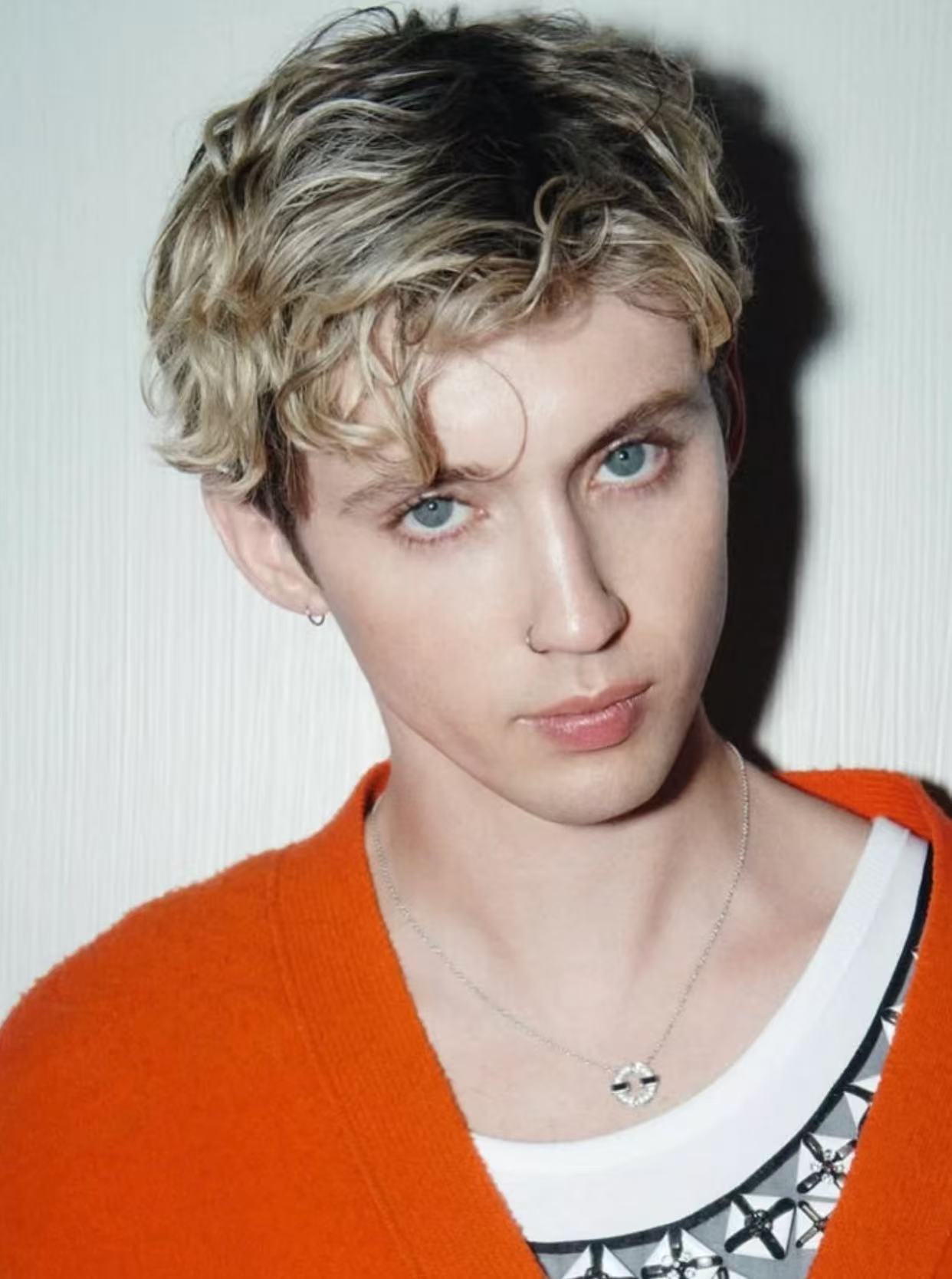 Troye Sivan platinum blond textured curly hairstyle
